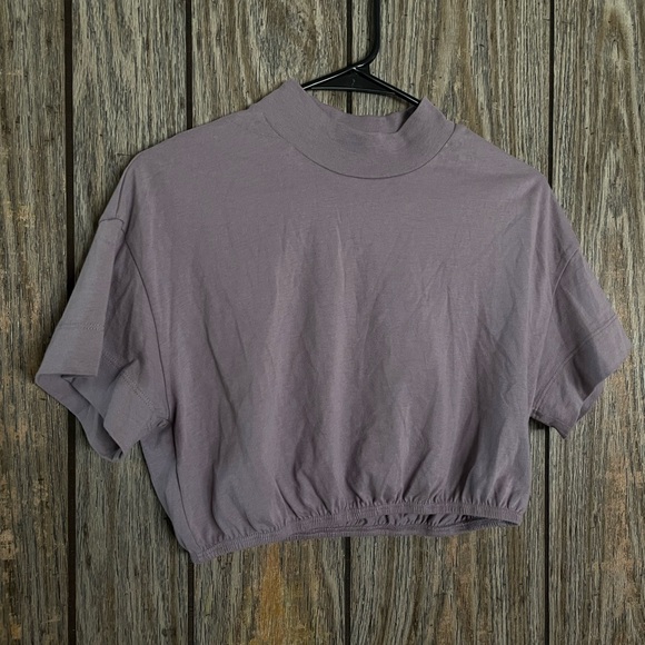 ALO Yoga Lavender Kick It Crop Tee - Picture 3 of 7
